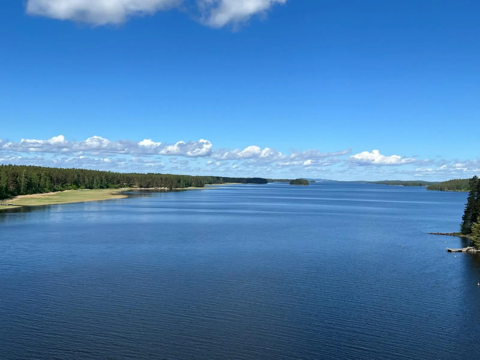 Avara Kallaveden järvenselkä kirkkaana kesäpäivänä