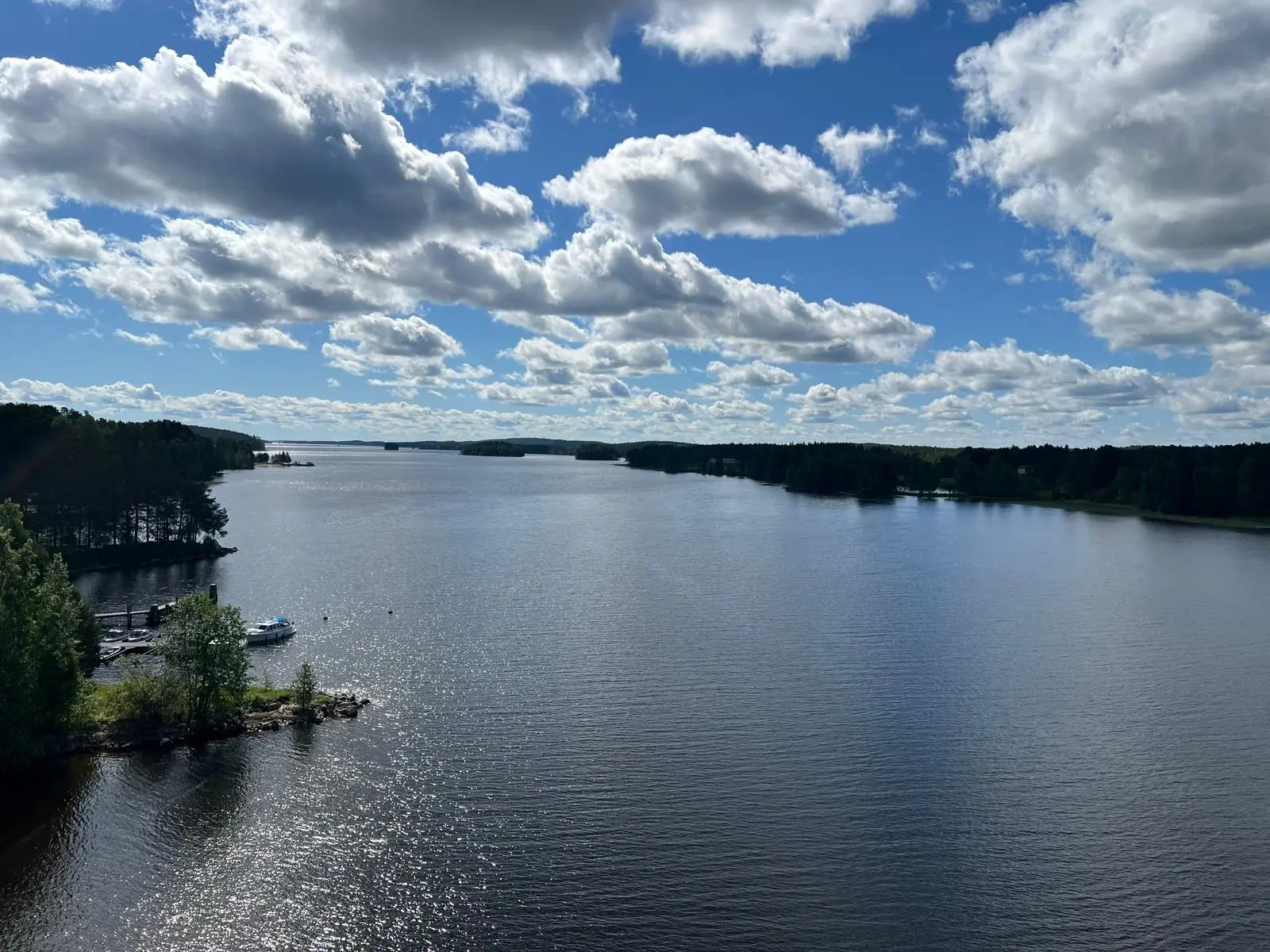 Kallaveden järvenselkä ja kumpupilvet venesataman suunnalta