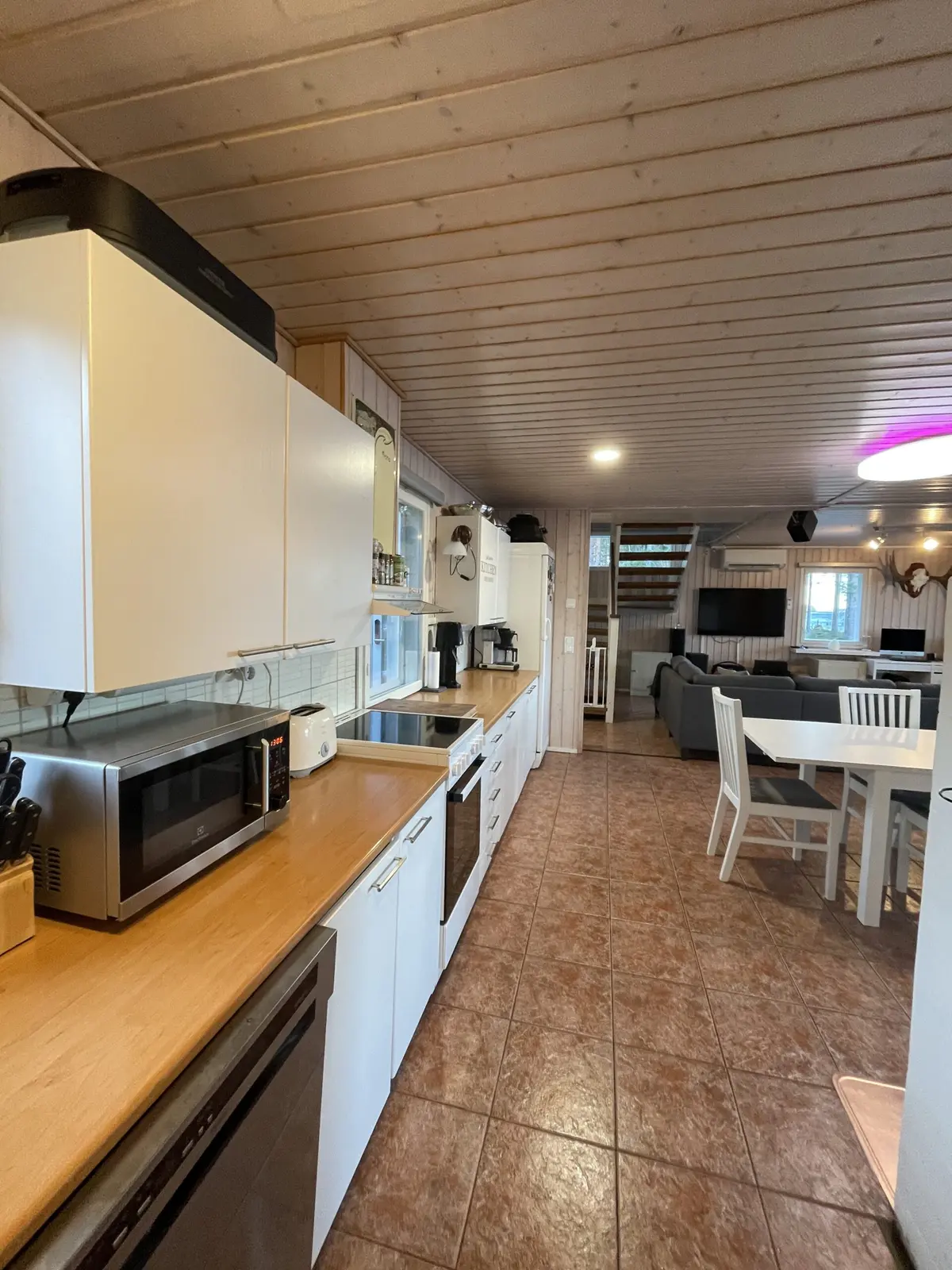 Keittiö toisesta kulmasta