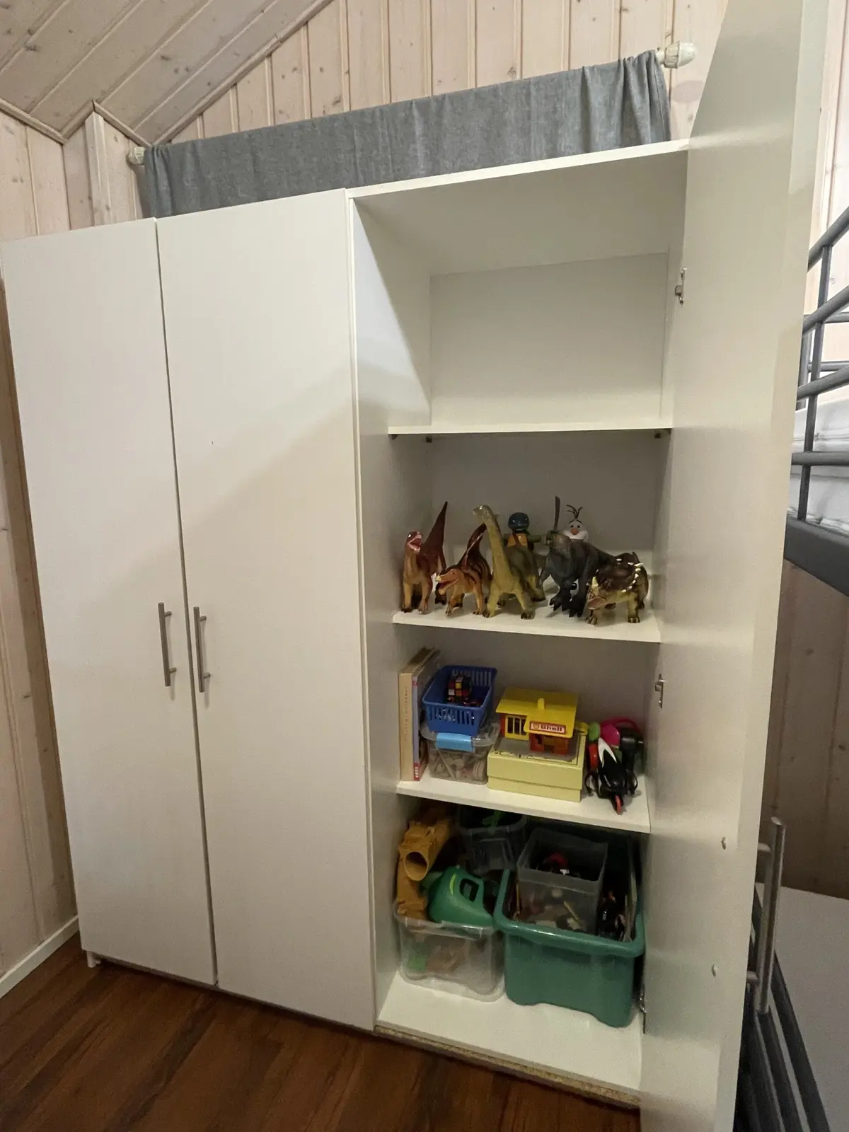 Lelukaappi lasten makuuhuoneessa