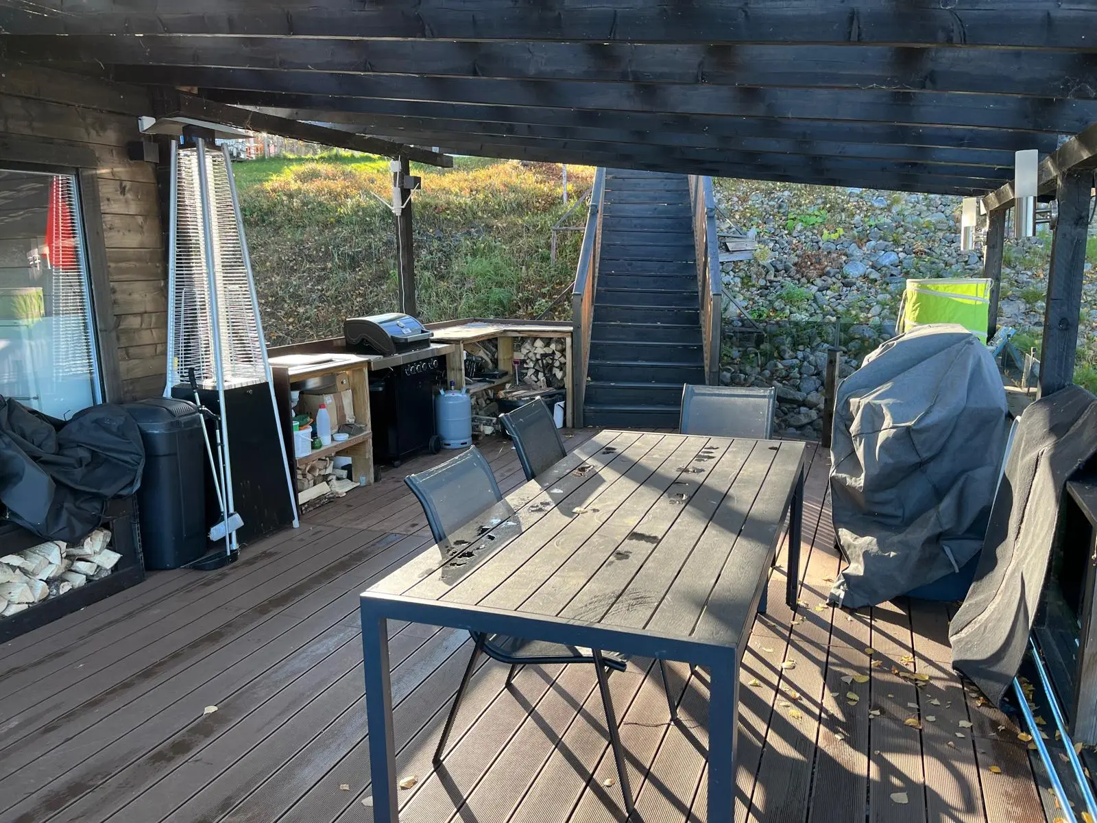 Rantasaunan ulkokeittiö grillillä