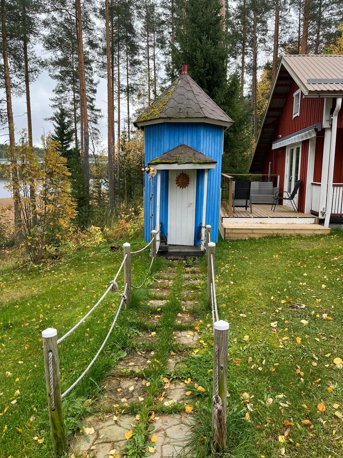 Lapset leikkimökissä