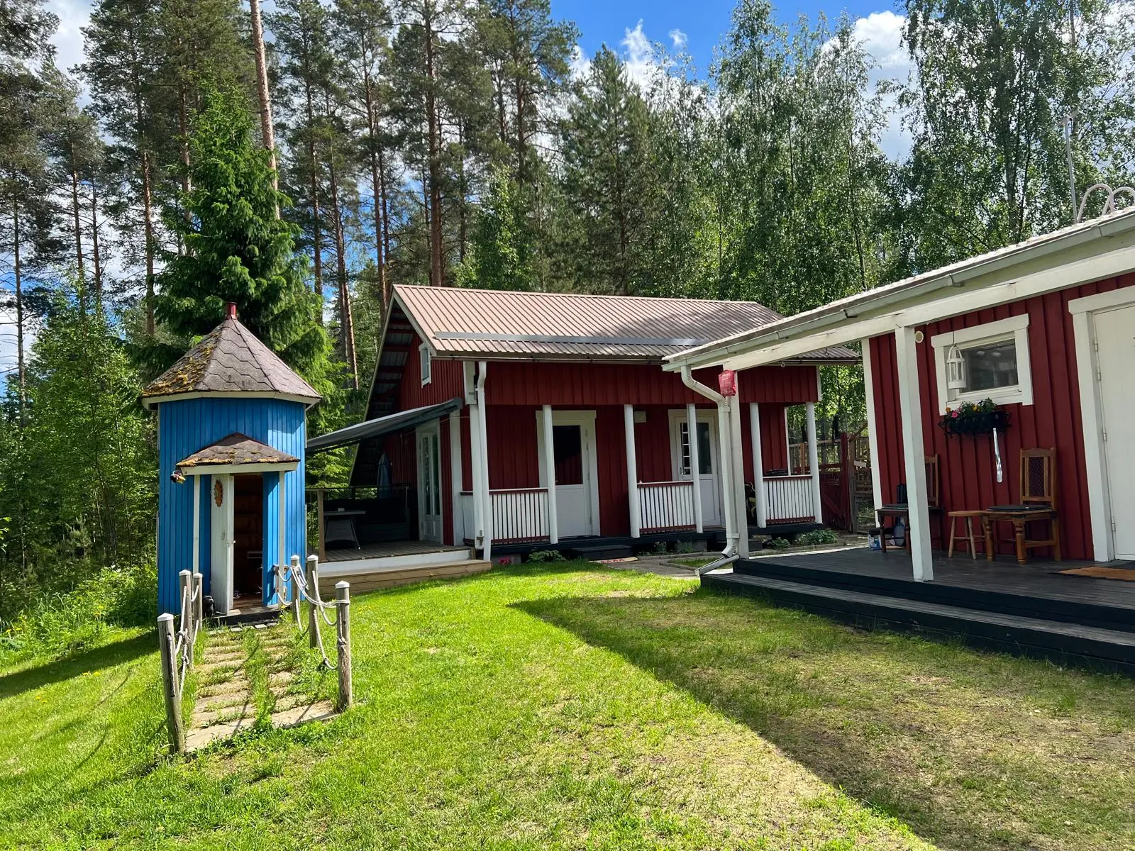 Aitta ja sininen tornimökki Villa Purnukan pihalla