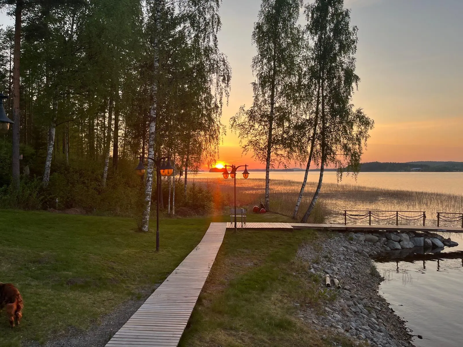 Auringonlasku pitkospuupolulta