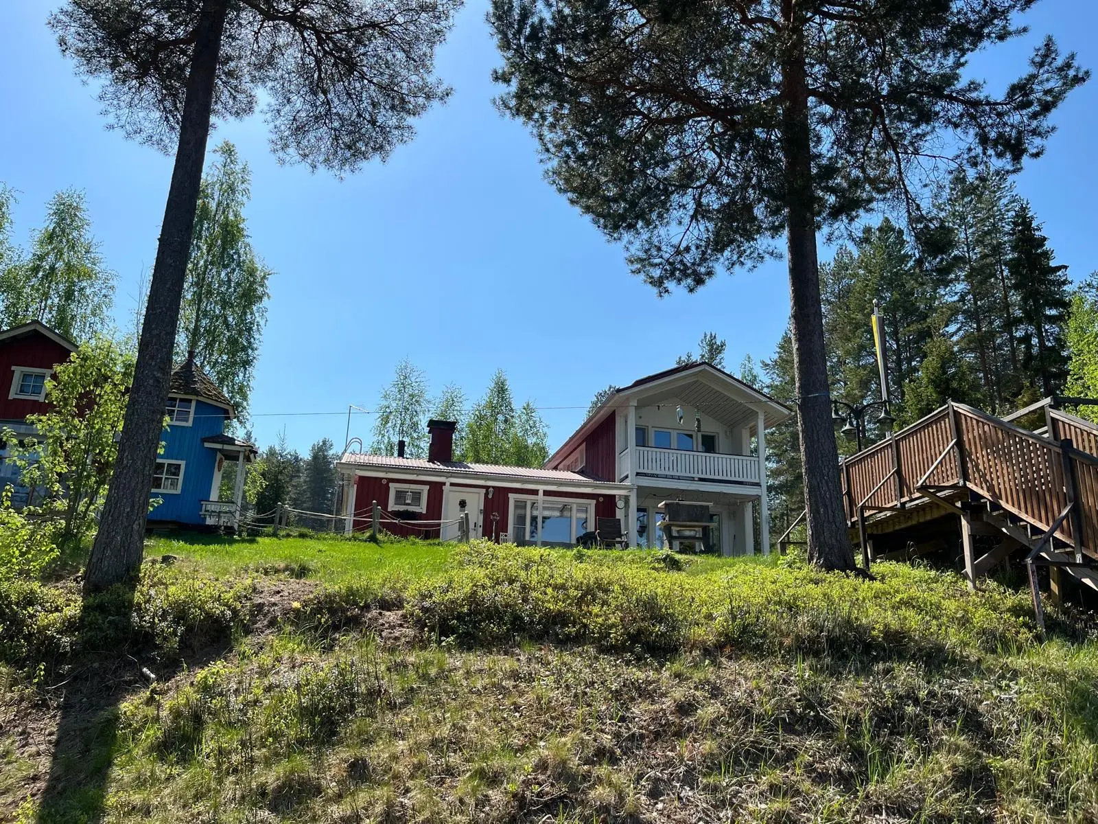 Huvila ja aitta ulkoa