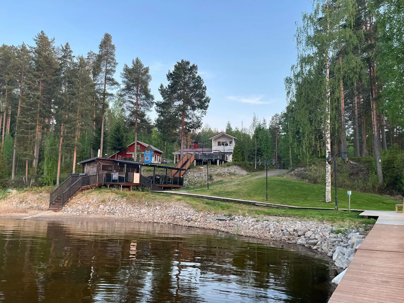 Huvila ja rantasauna iltavalaistuksessa