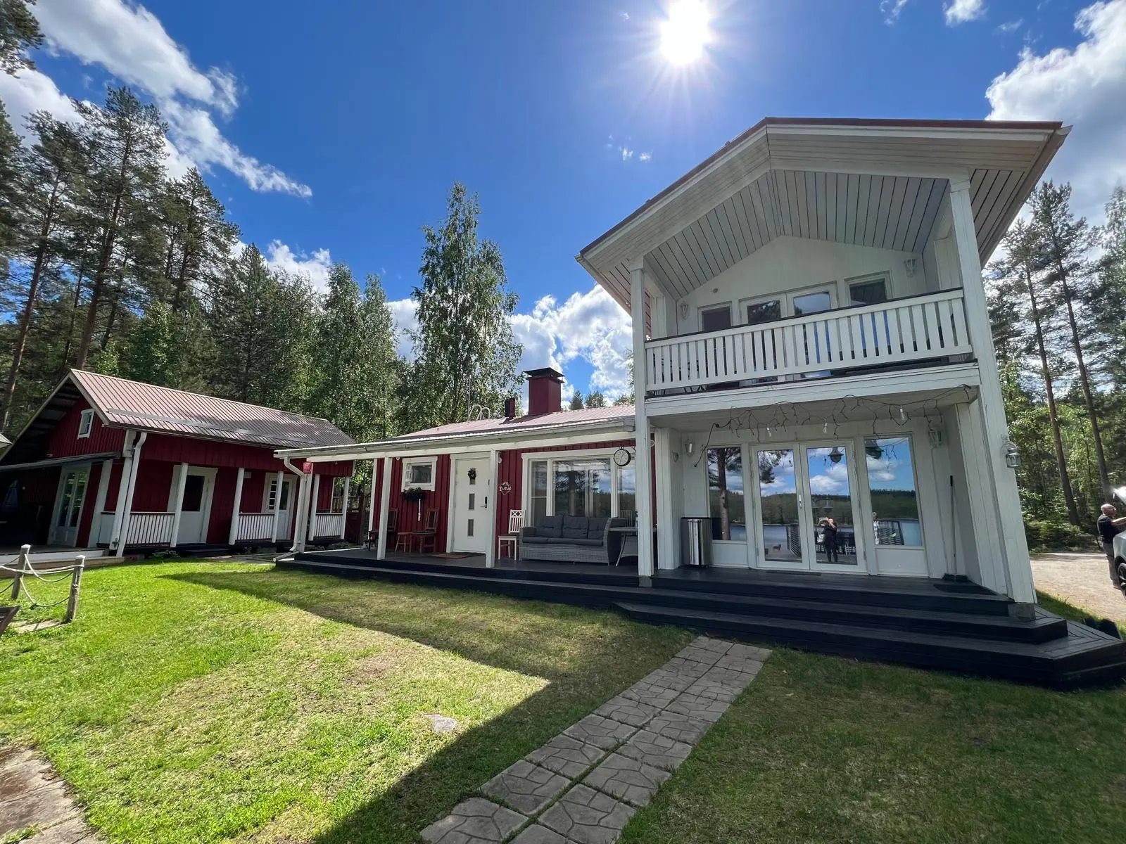 Villa Purnukan terassi ja parveke auringonpaisteessa