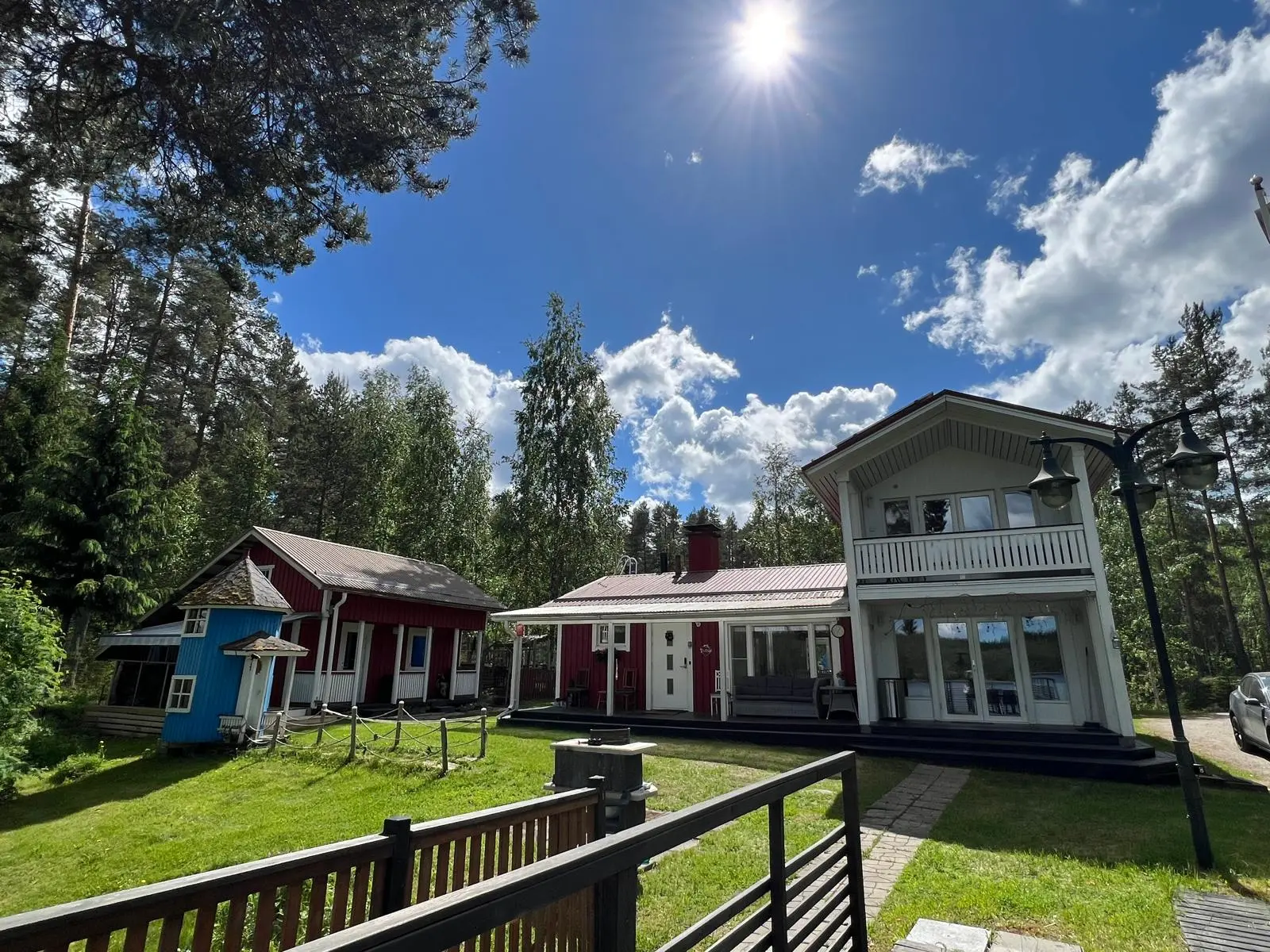 Villa Purnukan pihapiiri – huvila, aitta ja tornimökki kesäauringossa
