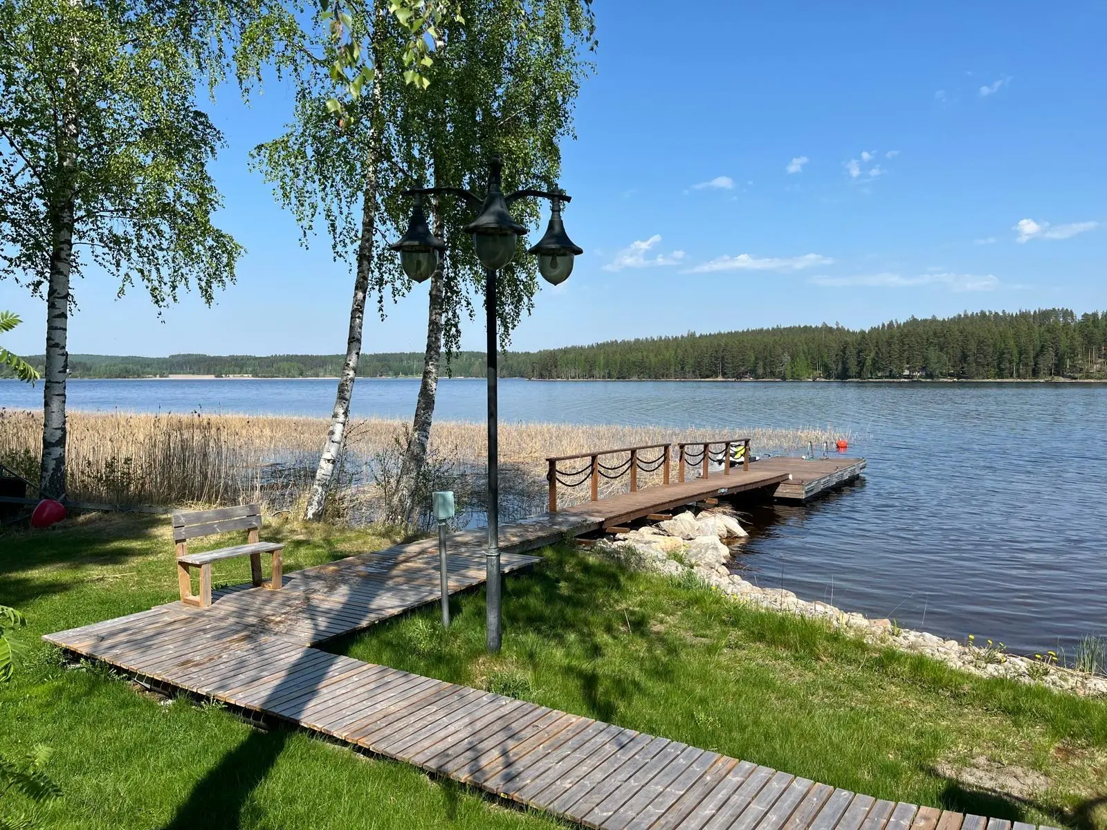 Pitkospuupolku laiturille