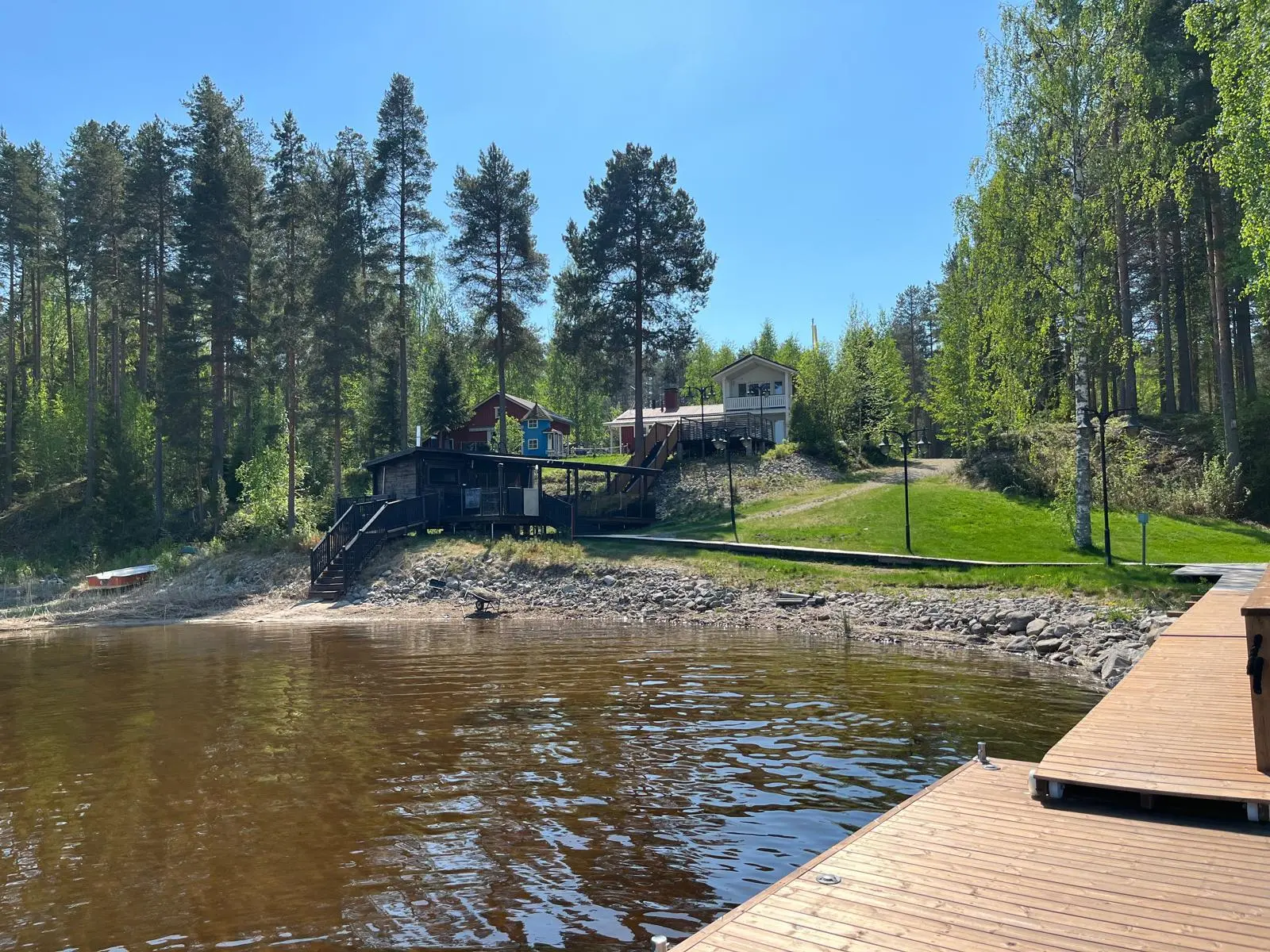 Rantasauna ja huvila kuvattuna vedestä