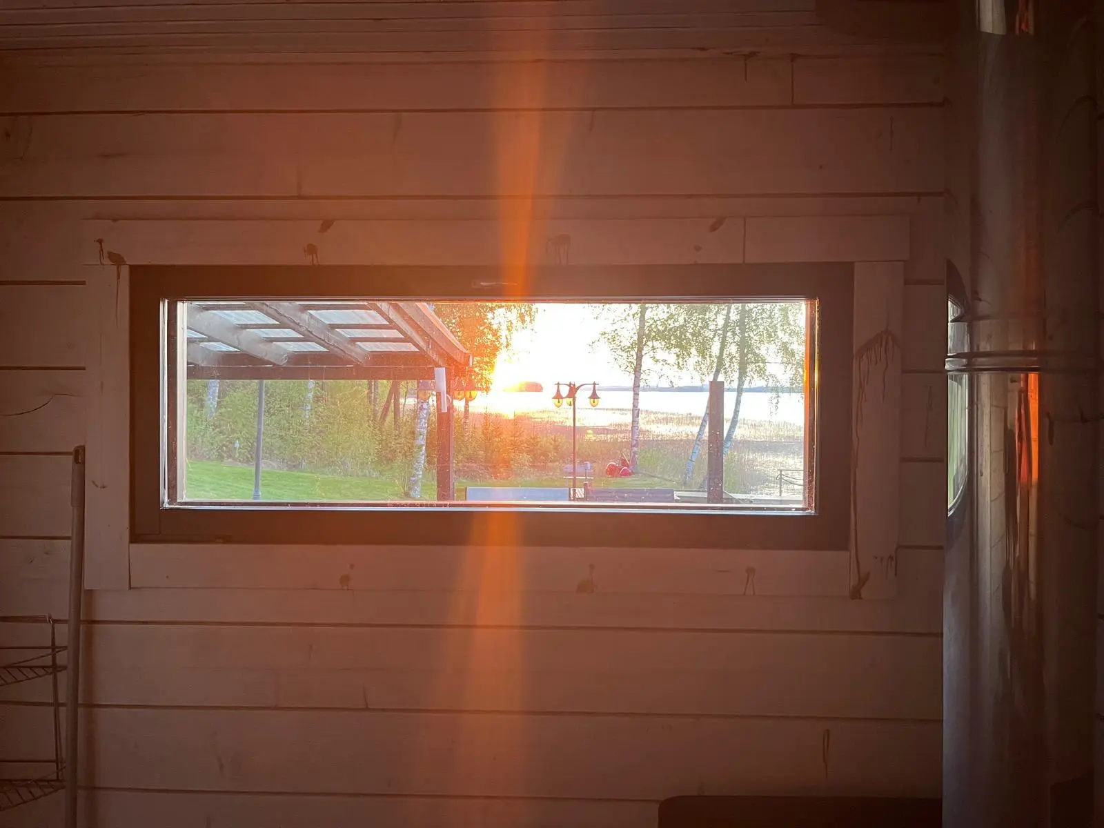 Rantasaunan ikkuna auringonlaskussa