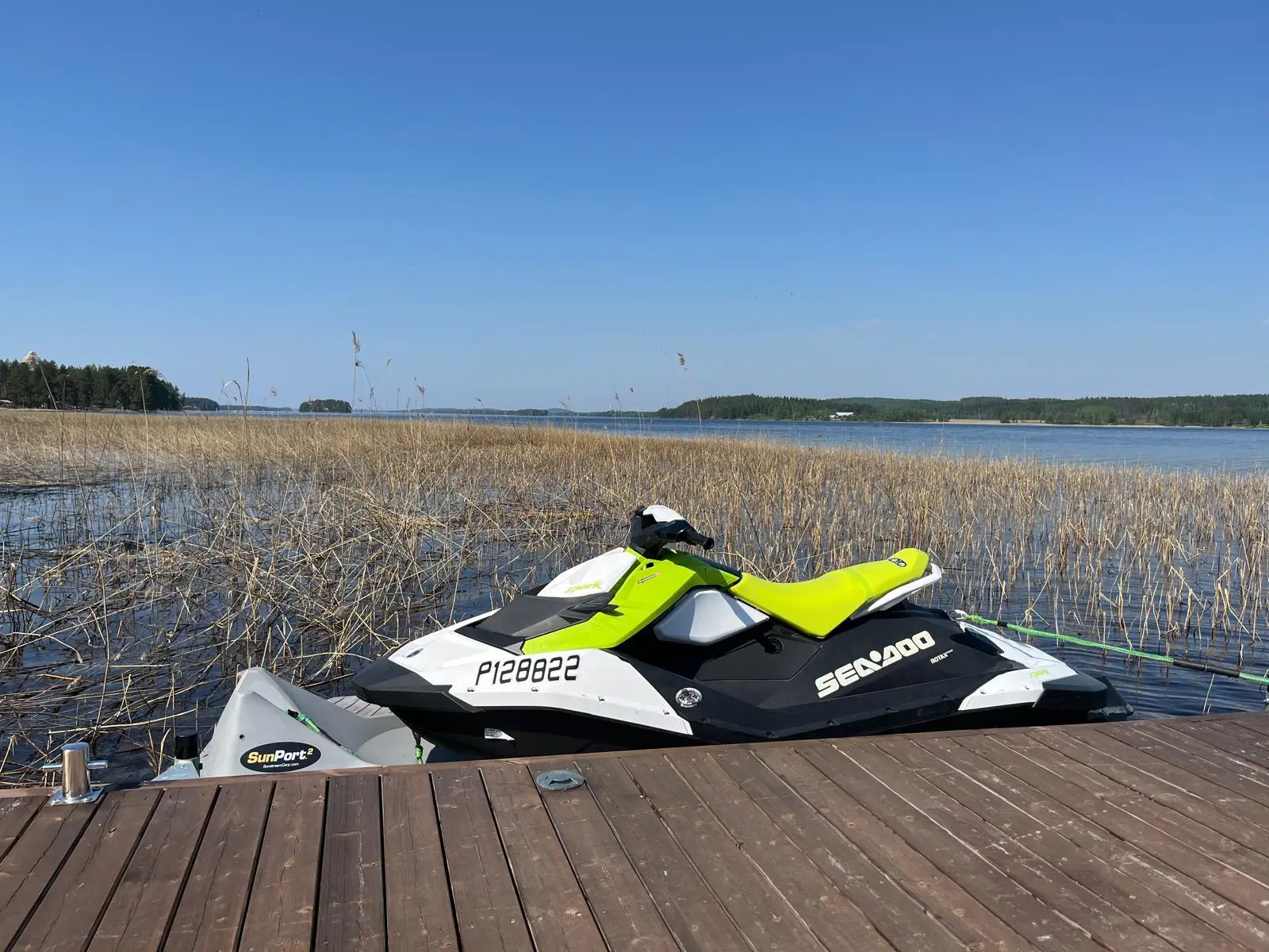 Sea-Doo vesijetti laiturilla edestä