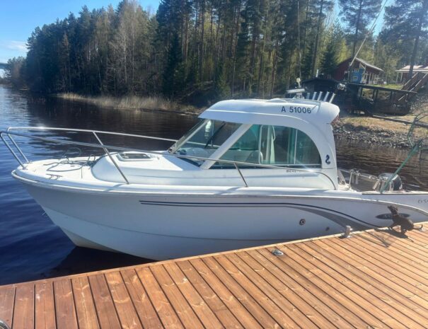 Koe Kallaveden kauneus yksityisellä opastetulla venematkalla. Löydä piilotetut poukamat, nauti auringonlaskun risteilystä tai suuntaa kalastusseikkailuun. Räätälöimme matkan toiveidesi mukaan.