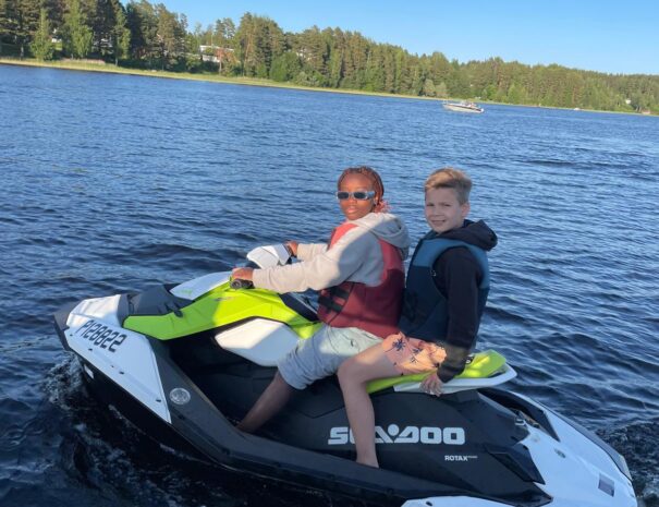 Tutustu järveen vauhdilla. Vuokraa vesijetti ja koe Kallavesi uudesta perspektiivistä – vauhtia, vapautta ja upeita maisemia!