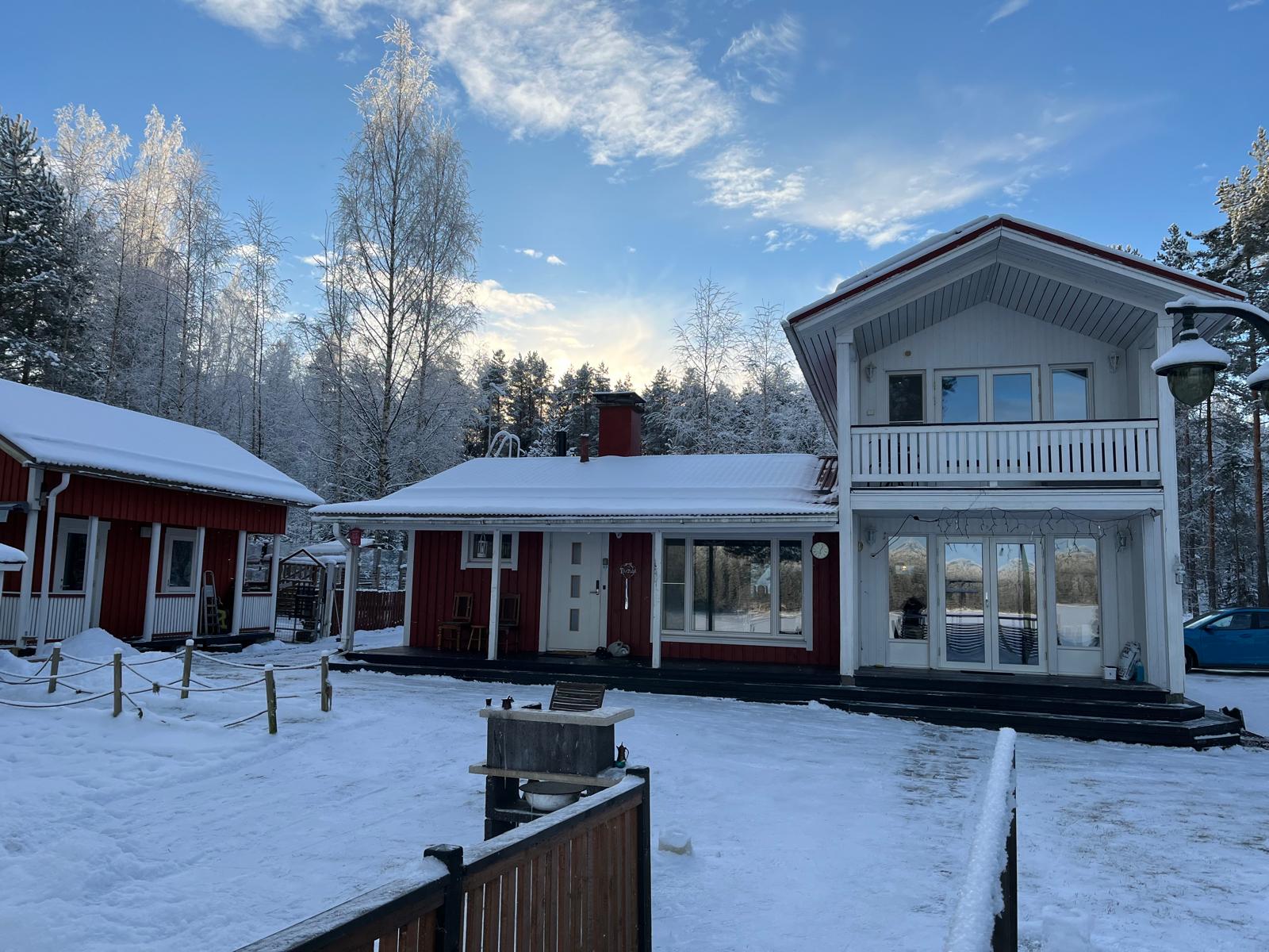 Villa Purnukan julkisivu talvella