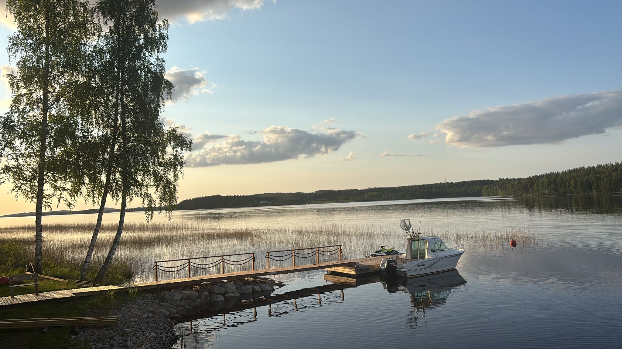 Vene ja vesijetti Villa Purnukan rannassa