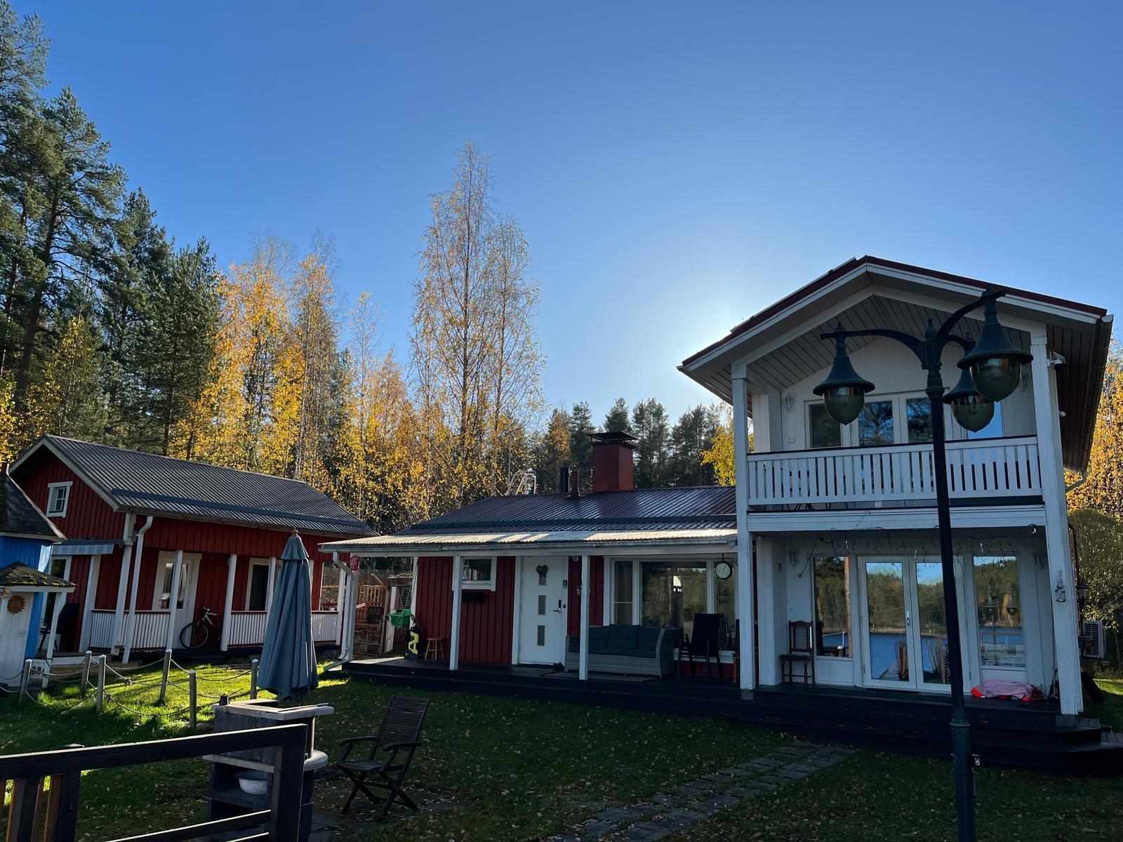Villa Purnukka Vehmersalmella kesäisessä pihapiirissä