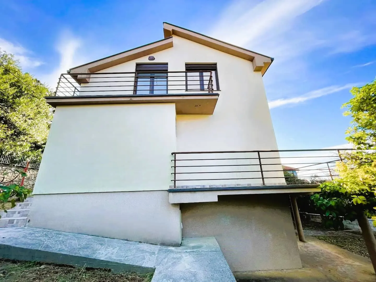 Villa Adriatic ulkoa — vaalea kolmikerroksinen merinäköalatalo Utjehassa, Montenegrossa