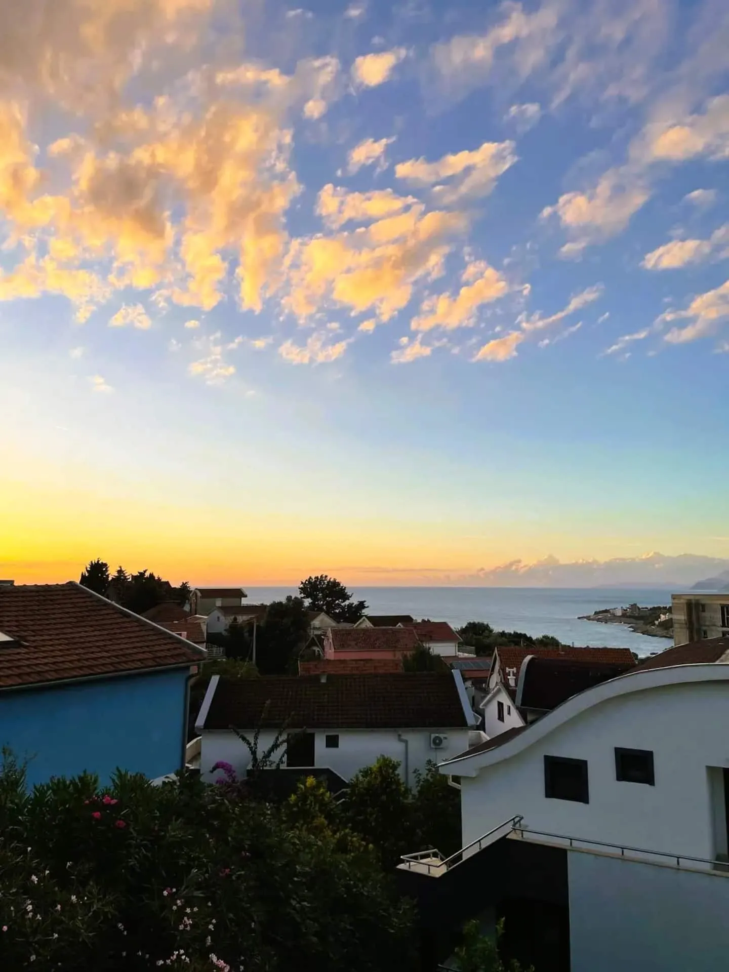 Auringonlasku Adrianmerelle Villa Adriaticin terassilta Utjehassa, Montenegrossa