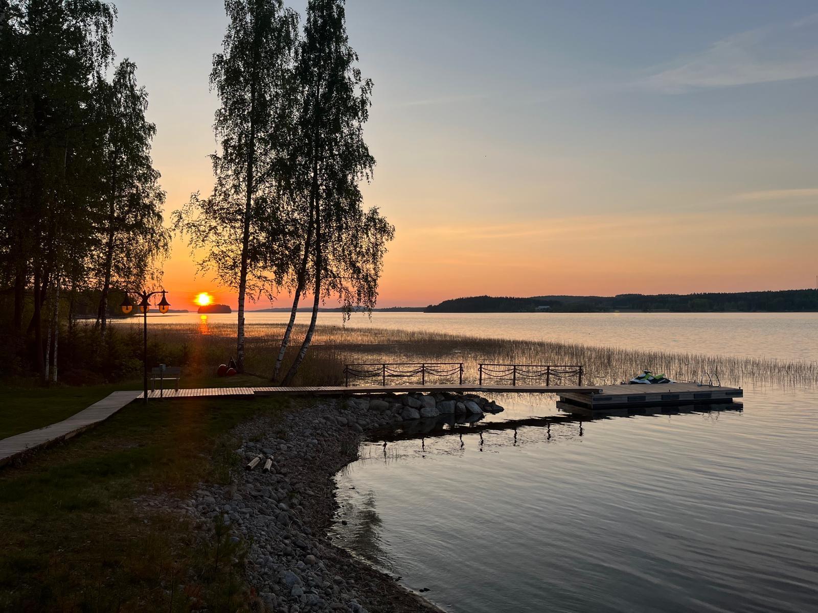 Auringonlasku laiturilla vesijetin kanssa
