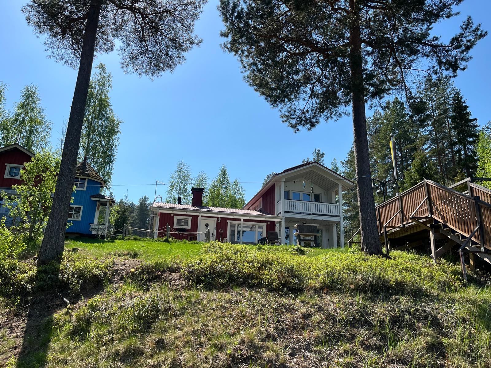 Huvila ja aitta ulkoa