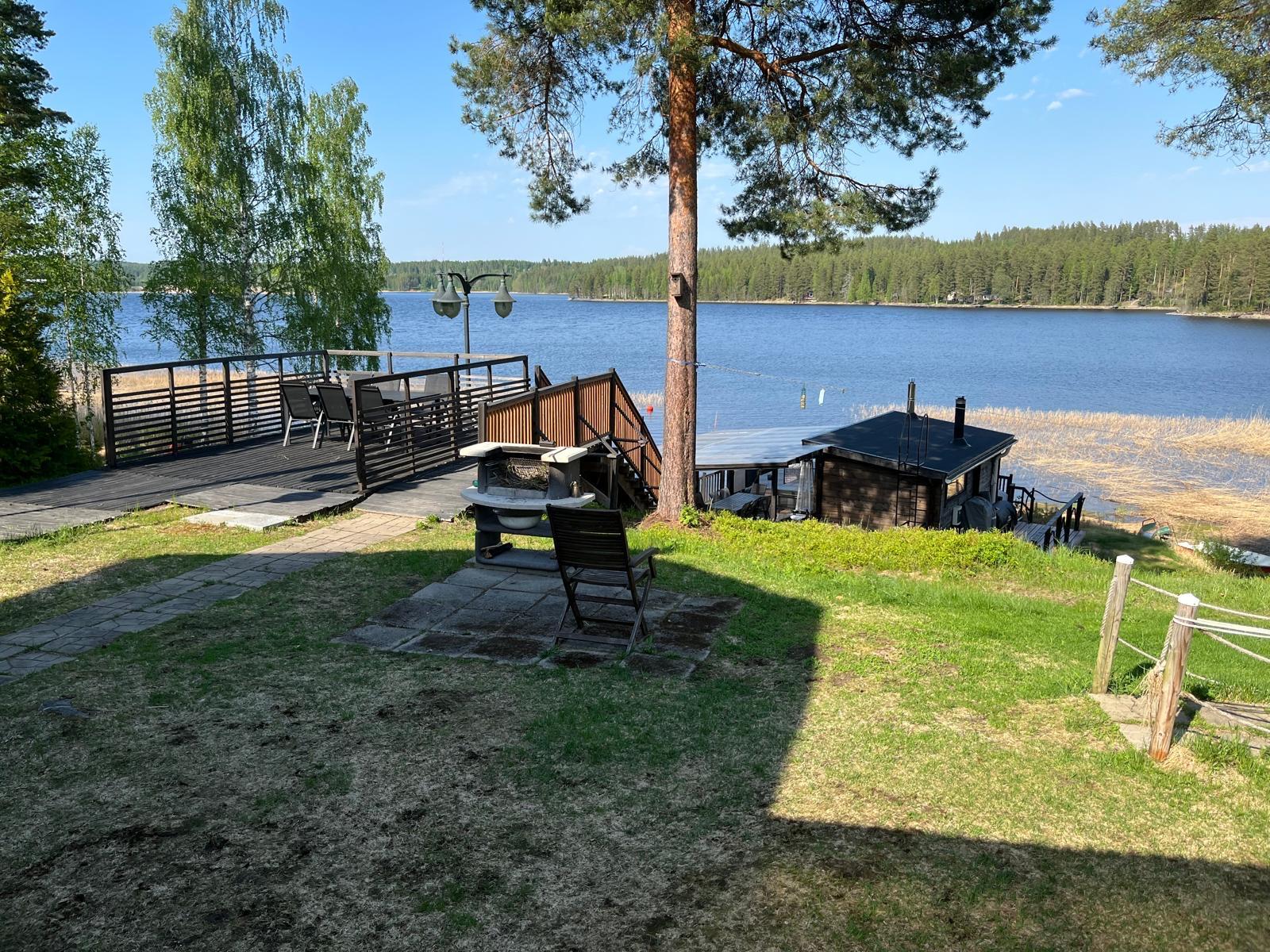 Ranta, laituri ja rantasauna kesäpäivänä