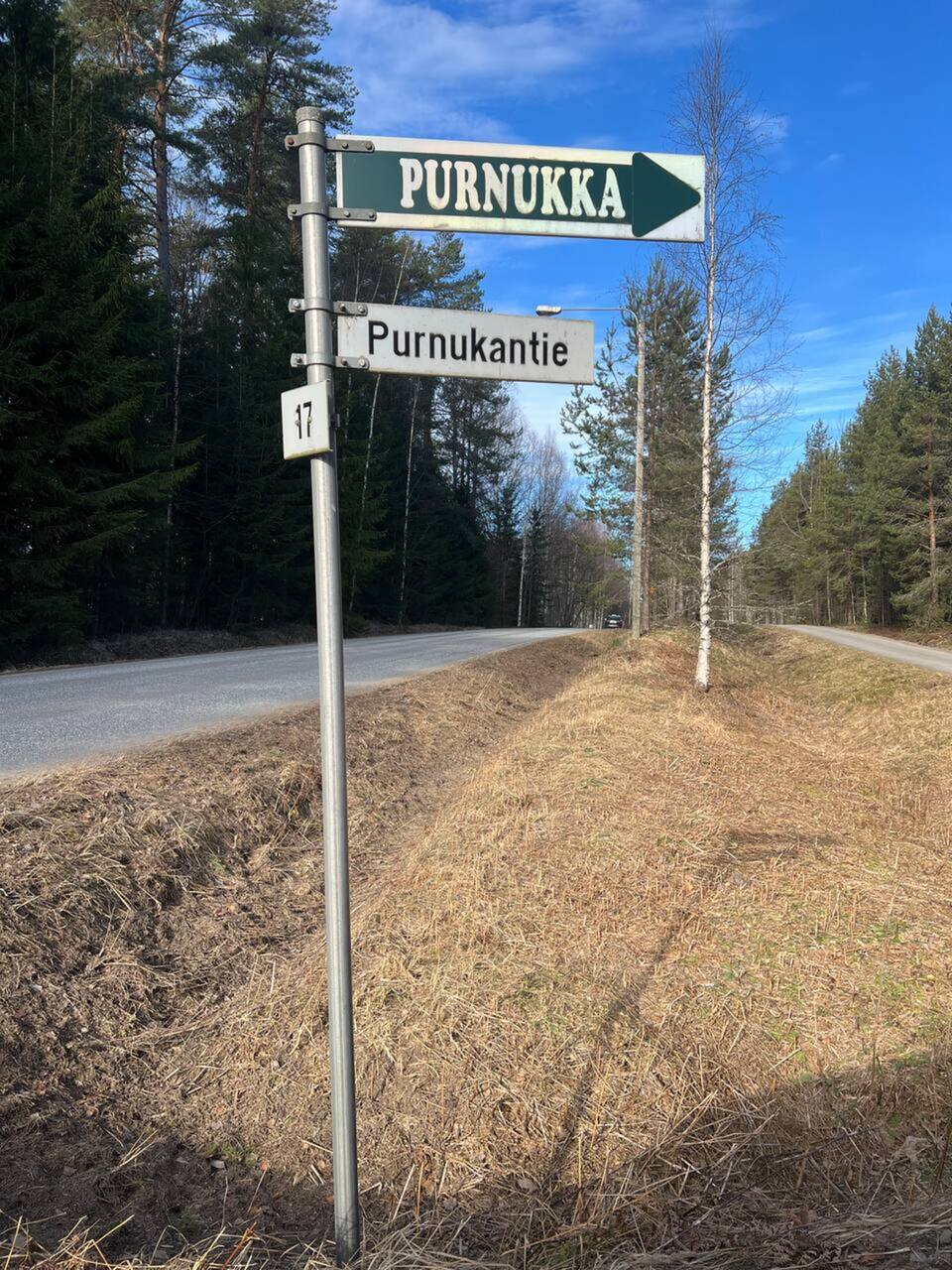 Tiekyltti tiellä 17: vihreä PURNUKKA-kyltti nuolella oikealle, alla Purnukantie